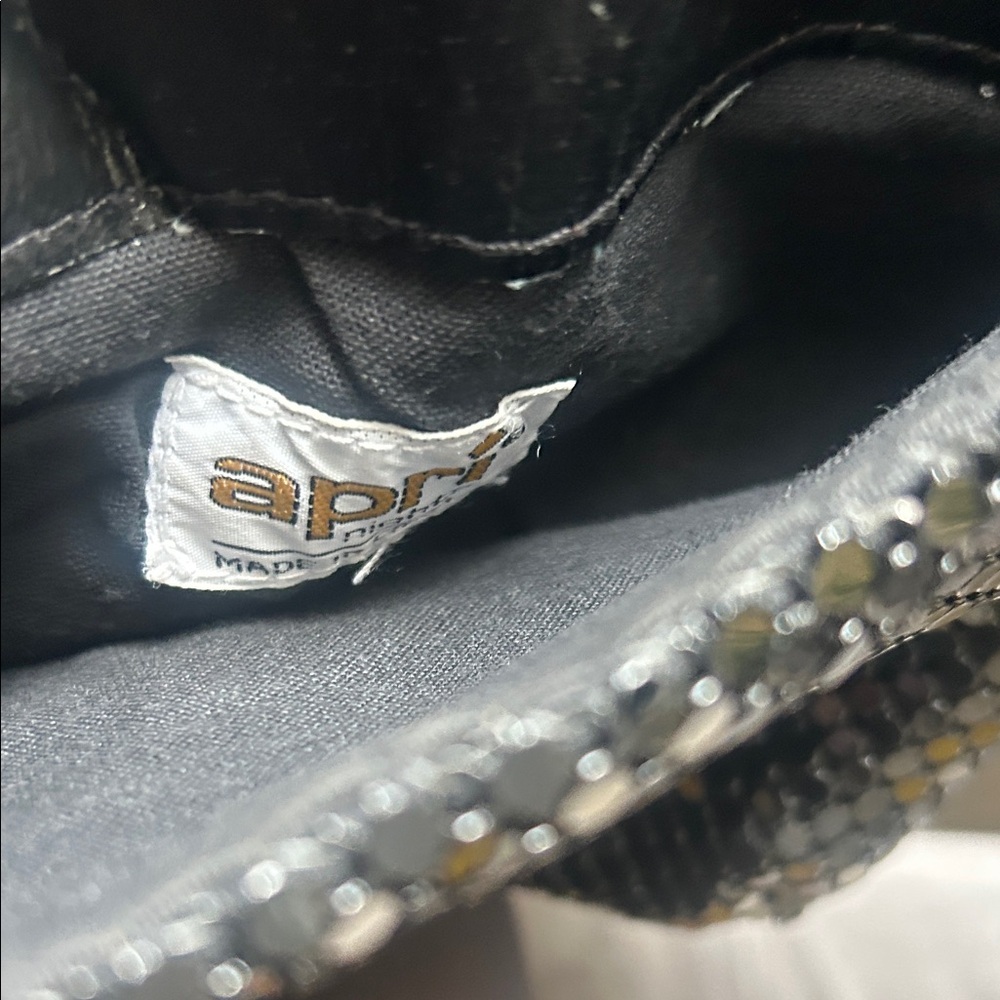 Elegant Black Crossbody Bag with Gold Detail - Picture 7 of 16